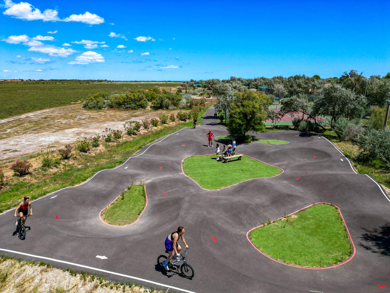 Pump track y ciclistas en CAPFUN Grande Cosse en Saint Pierre la Mer (11).