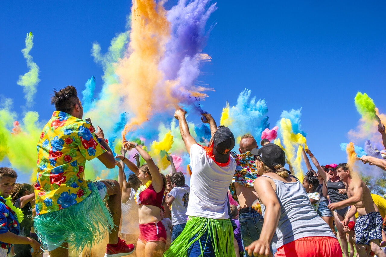 Animaci�n colorida con polvos Holi y veraneantes en el camping CAPFUN Grande Cosse en Saint Pierre la Mer (11).