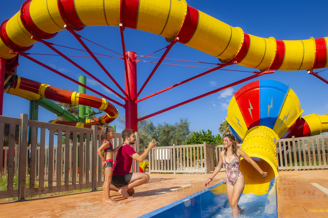 Piscina con toboganes gigantes, familia en el camping CAPFUN Grande Cosse (11).