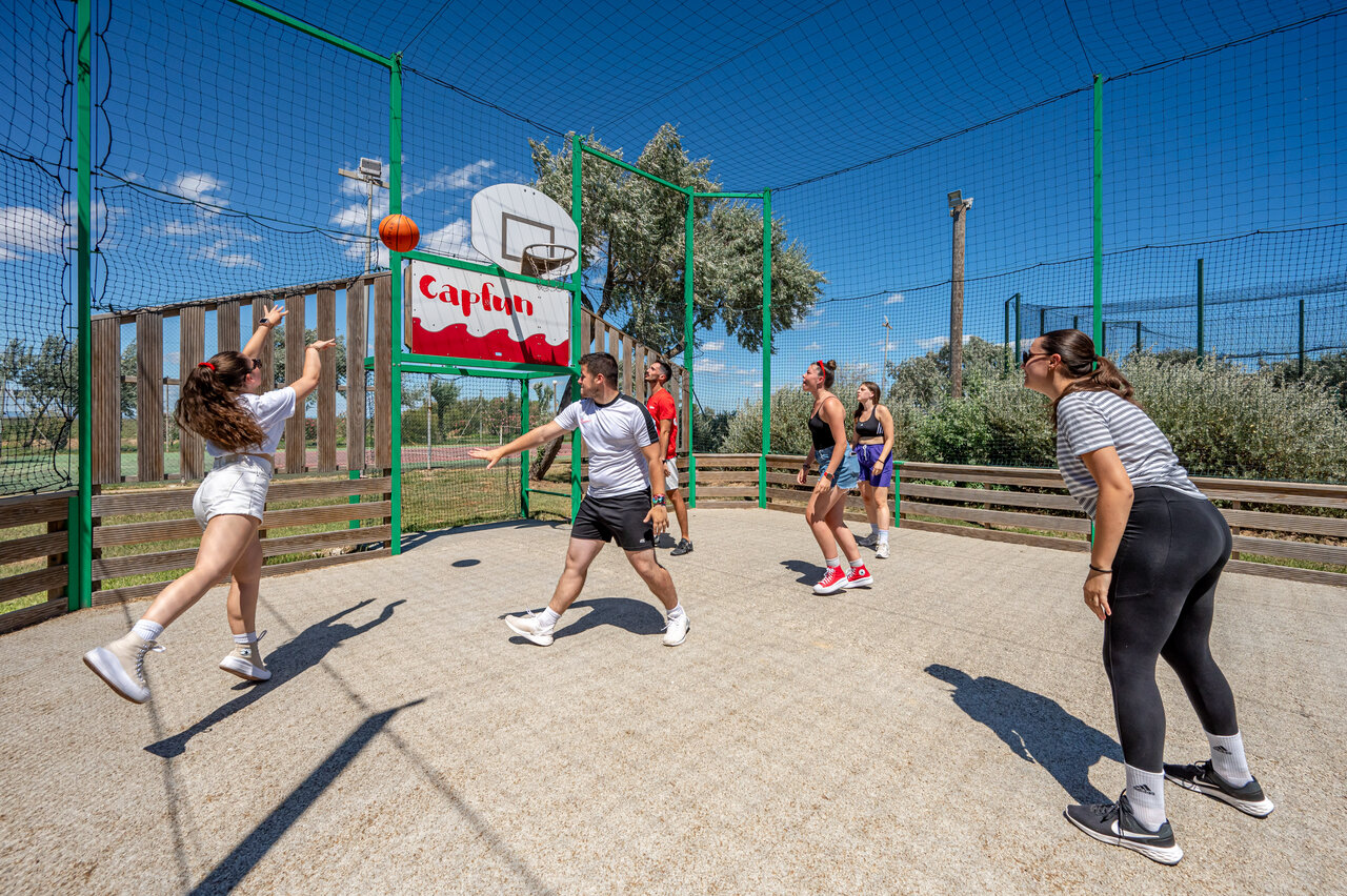 Cancha de baloncesto y j�venes jugando en camping CAPFUN Grande Cosse, Saint Pierre la Mer.