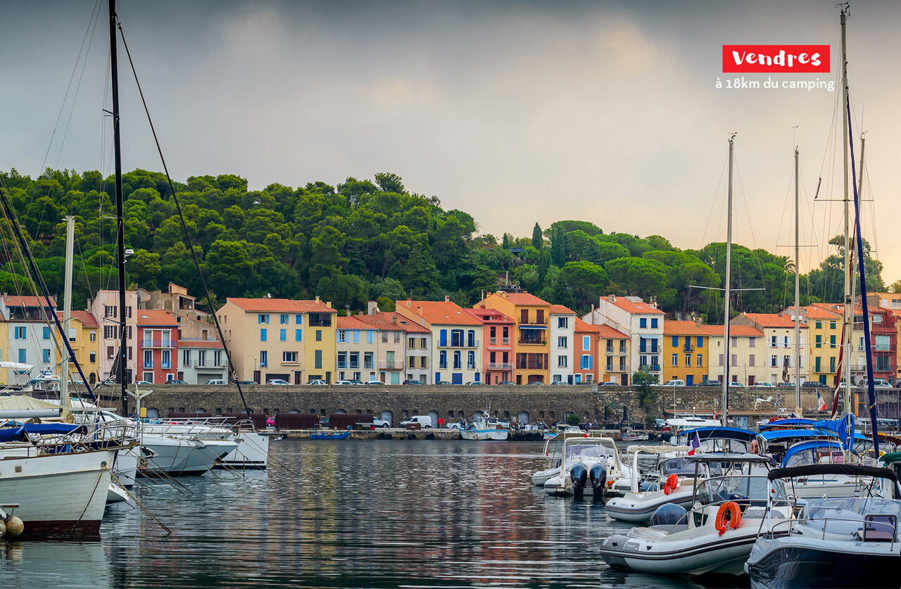 Puerto de Vendres con barcos y casas coloridas, lugar para visitar cerca de Saint Pierre la Mer.