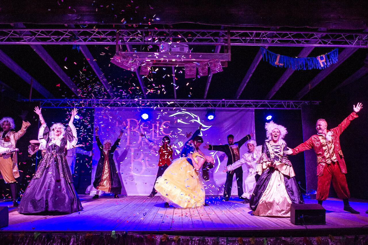 Espect�culo de bailarines disfrazados con confeti en el camping CAPFUN Grande Cosse.