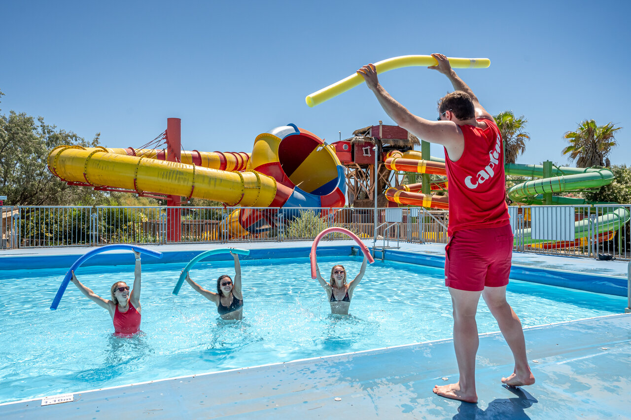 Aquagym, piscina, toboganes en camping CAPFUN Grande Cosse en Saint Pierre la Mer (11).