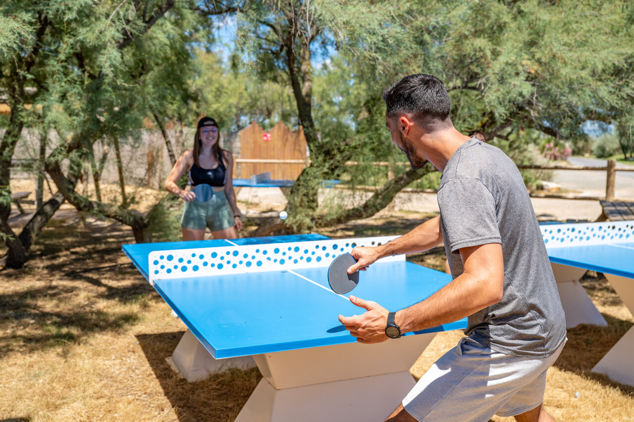 Partido de tenis de mesa al aire libre en camping CAPFUN Grande Cosse en Saint Pierre la Mer (11).