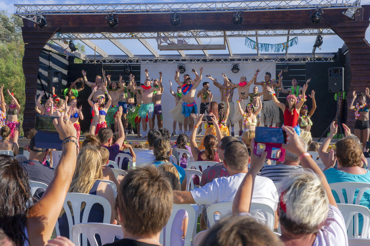 Espect�culo de animaci�n con bailarines y p�blico en el camping CAPFUN Grande Cosse.