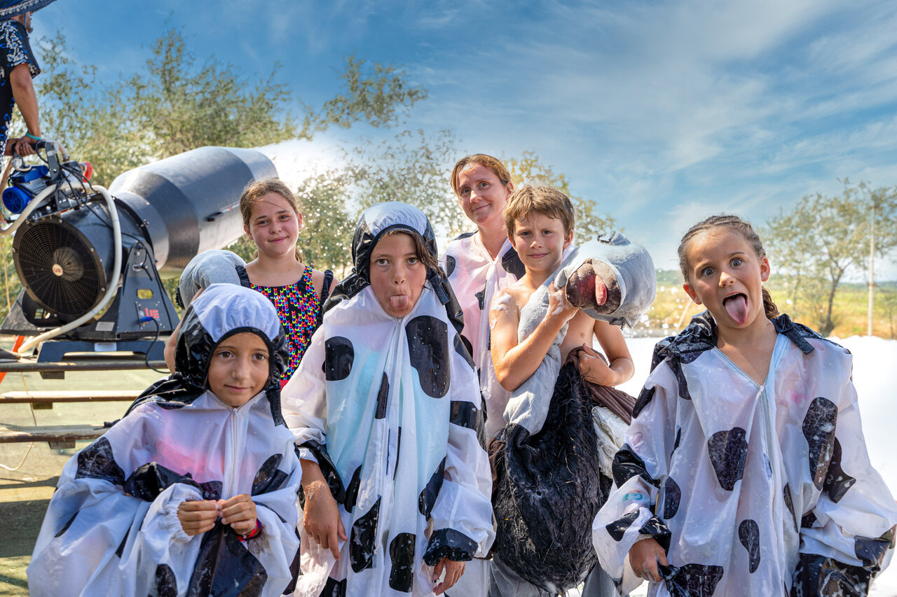 Ni�os disfrazados en la fiesta de la espuma en el camping CAPFUN Grande Cosse.