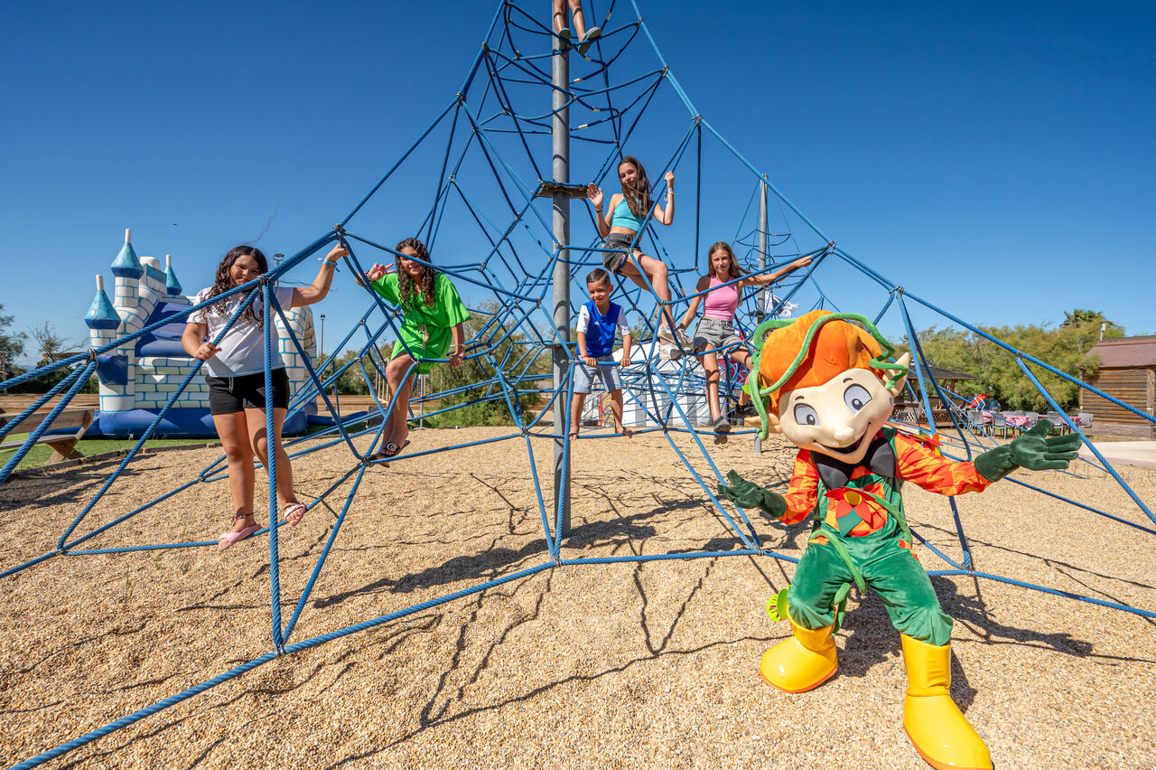 Ni�os en estructura de escalada y mascota en el camping CAPFUN Grande Cosse en Saint Pierre la Mer.