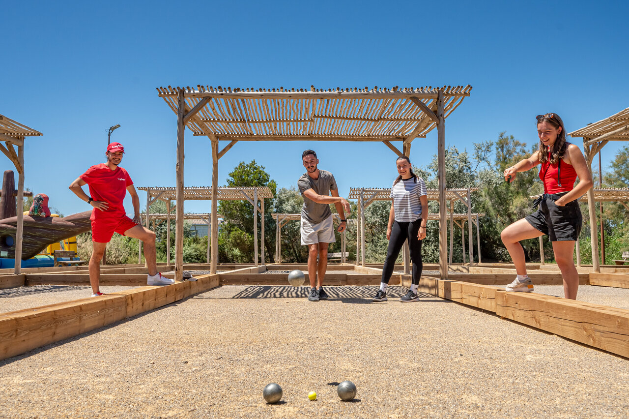 Cancha de petanca con jugadores en el camping CAPFUN Grande Cosse (11).