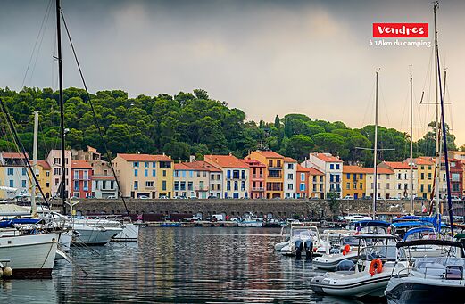 Puerto de Vendres con casas coloridas y barcos, para visitar cerca del camping.