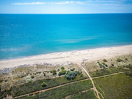 Playa de arena, mar Mediterr�neo en camping CAPFUN Grande Cosse en Saint Pierre la Mer.