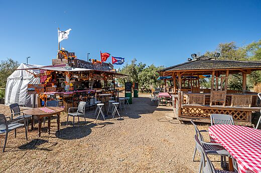 Pizzer�a al aire libre y zona de comedor con mesas en el camping CAPFUN Grande Cosse en Saint Pierre la Mer (11).