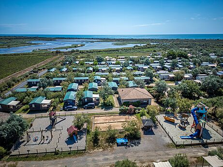 Vista aérea camping, Mobil-homes, juegos, mar en el camping CAPFUN Grande Cosse en Saint Pierre la Mer (11).