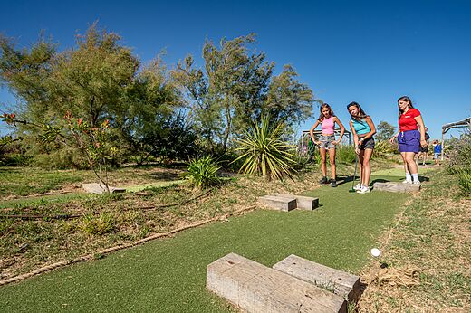 Minigolf exterior en el camping CAPFUN Grande Cosse en Saint Pierre la Mer.
