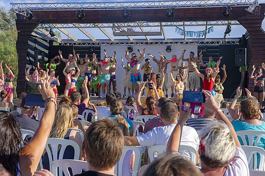 Espect�culo de animaci�n en escenario con artistas y p�blico en el camping CAPFUN Grande Cosse en Saint Pierre la Mer (11).