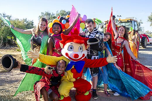 Mascota y animadores disfrazados en el camping CAPFUN Grande Cosse en Saint Pierre la Mer (11).