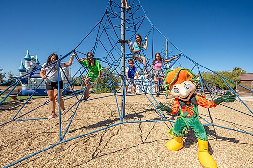 Estructura de escalada de cuerdas, ni�os y mascota en el camping CAPFUN Grande Cosse en Saint Pierre la Mer (11).