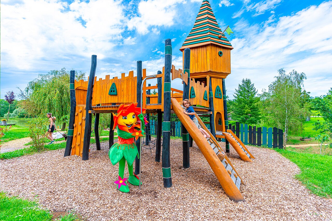 Parque infantil de madera, ni�o en tobog�n, mascota en CAPFUN Grand Cerf.