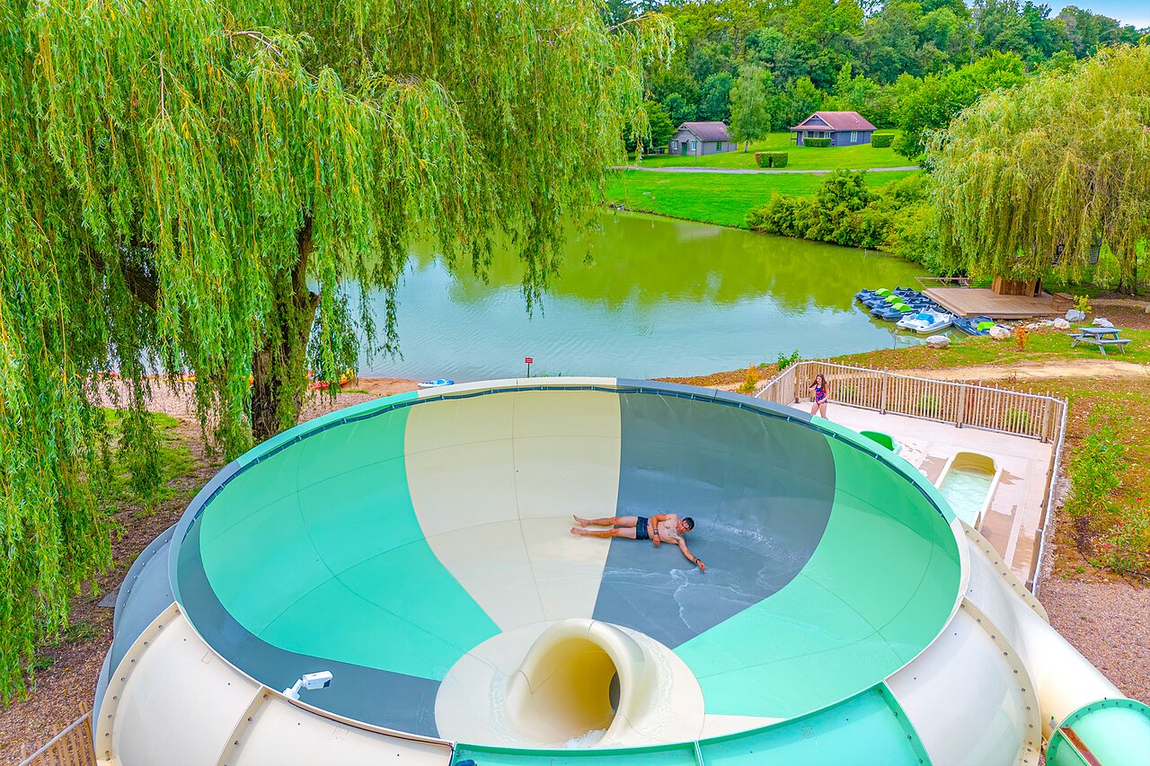 Tobog�n acu�tico, lago y naturaleza en el camping CAPFUN Grand Cerf en Gimouille (58).