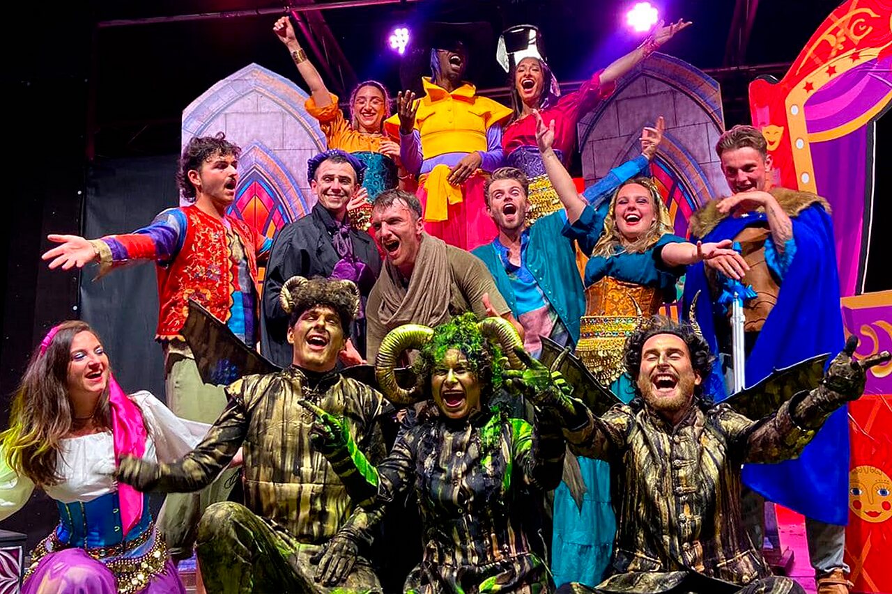 Grupo de artistas disfrazados en el escenario, espect�culo en el camping CAPFUN Grand Cerf en Gimouille.