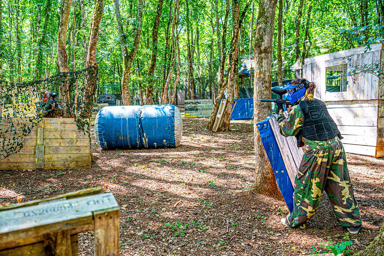 Jugadores de paintball con camuflaje en bosque, actividad al camping CAPFUN Grand Cerf en Gimouille (58).