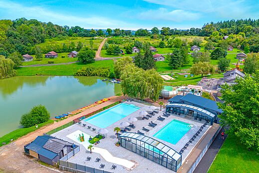 Piscinas, tobogán, lago y Mobil-homes en CAPFUN Grand Cerf en Gimouille (58).