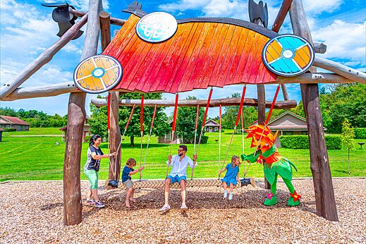 Columpio temático, familia y mascota en camping CAPFUN Grand Cerf en Gimouille.