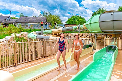 Toboganes acuáticos y piscina para bañistas en el camping CAPFUN Grand Cerf en Gimouille.