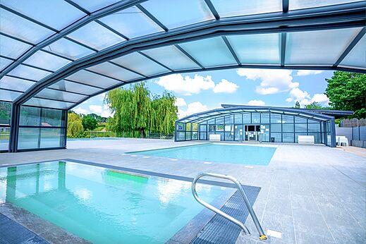 Piscina cubierta y climatizada con techo retráctil en CAPFUN Grand Cerf, Gimouille.