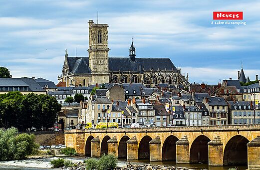 Ciudad de Nevers con su catedral y puente histórico sobre el Loira.