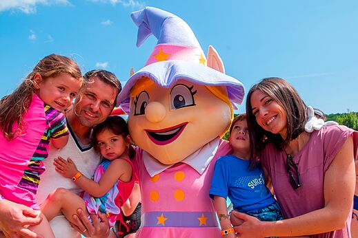 Familia sonriente con mascota del camping, ambiente festivo en el camping CAPFUN Grand Cerf en Gimouille (58).