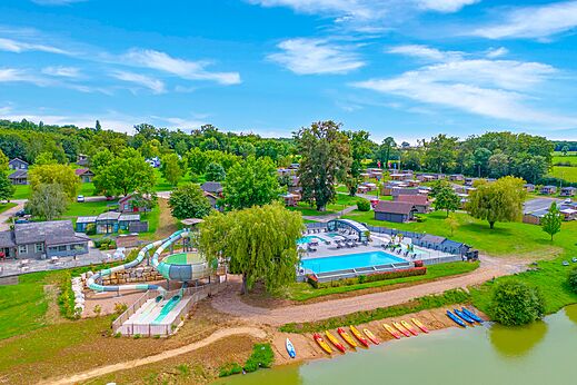 Toboganes acuáticos y piscina exterior en el camping CAPFUN Grand Cerf en Gimouille (58).