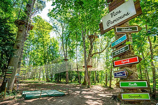 Parque de aventuras con puentes colgantes y tirolinas en el camping CAPFUN Grand Cerf en Gimouille (58).