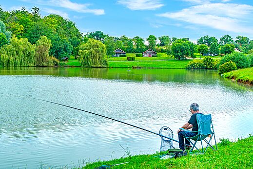 Pesca en el lago del camping CAPFUN Grand Cerf en Gimouille (58).