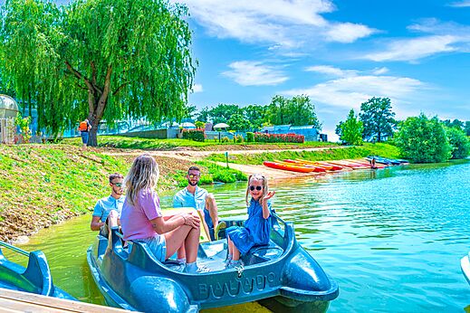 Familia en patinete acuático en el lago, actividades náuticas en CAPFUN Grand Cerf en Gimouille.