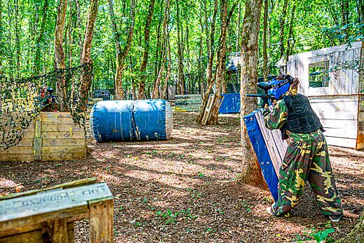 Partida de paintball en campo boscoso del camping CAPFUN Grand Cerf en Gimouille (58).