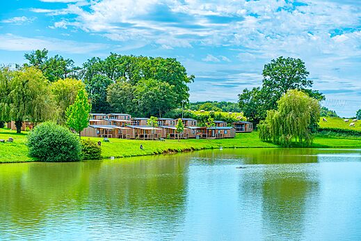 Mobil-homes junto al lago en el camping CAPFUN Grand Cerf en Gimouille (58).