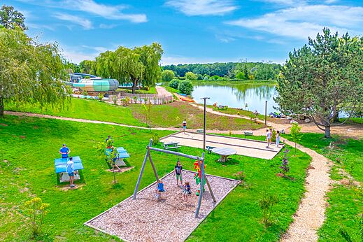Juegos, ping-pong, petanca y lago en camping CAPFUN Grand Cerf Gimouille (58).