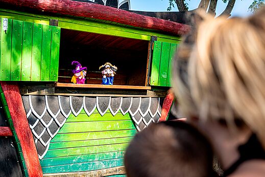 Espectáculo de marionetas colorido para niños en el camping CAPFUN Grand Cerf en Gimouille (58).