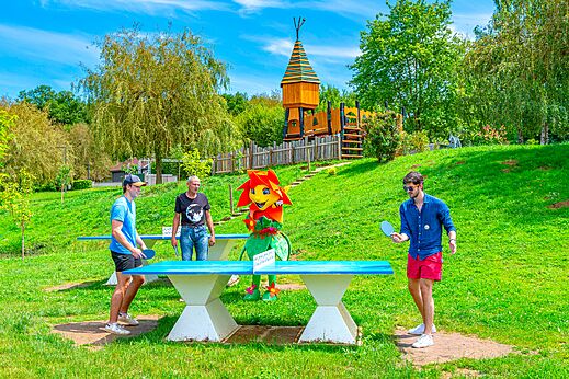 Partido de tenis de mesa con la mascota en el camping CAPFUN Grand Cerf en Gimouille (58).