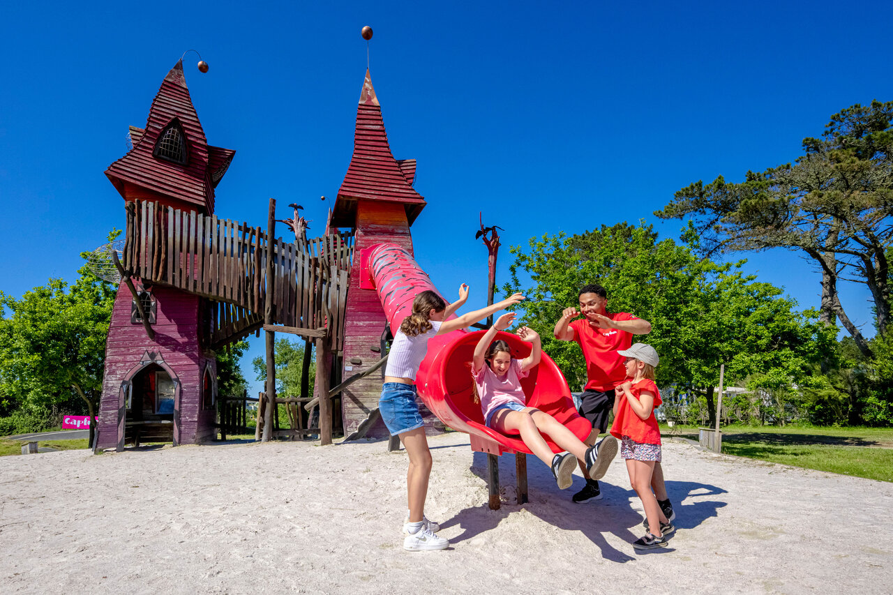 Tobog�n, juegos infantiles en el camping CAPFUN Grand Large en FOUESNANT (29).