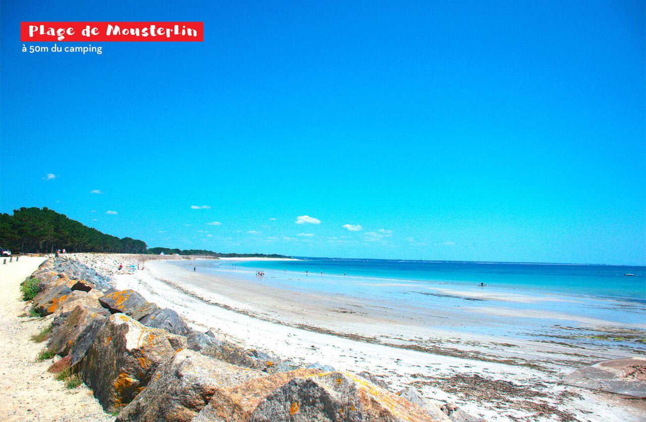 Playa de Mousterlin, arena fina y mar turquesa, en el camping CAPFUN Grand Large en FOUESNANT (29).