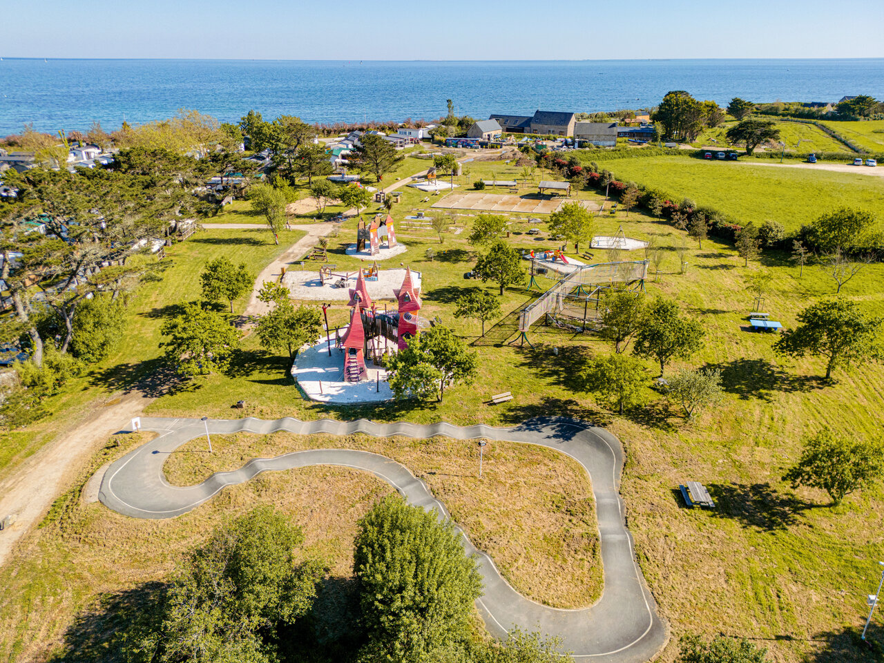 Pumptrack, parque infantil, campo multideporte en camping CAPFUN Grand Large, FOUESNANT.