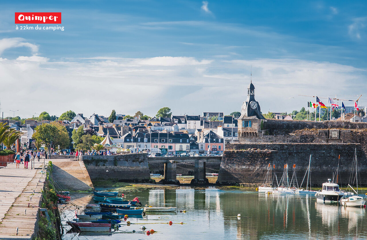 Quimper, ciudad hist�rica de Breta�a, puerto, barcos y torre del reloj.