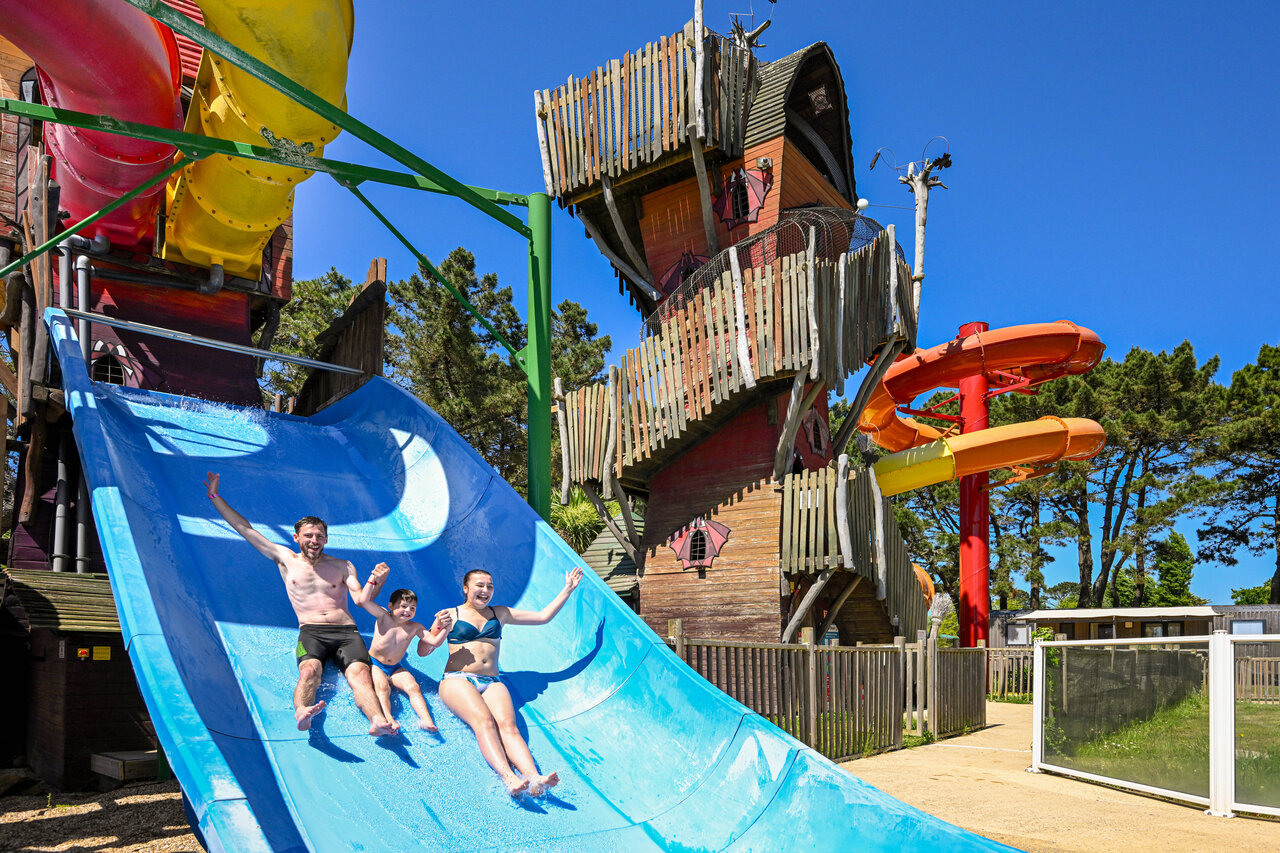 Familia desliz�ndose por tobog�n acu�tico gigante en camping CAPFUN Grand Large en FOUESNANT (29).