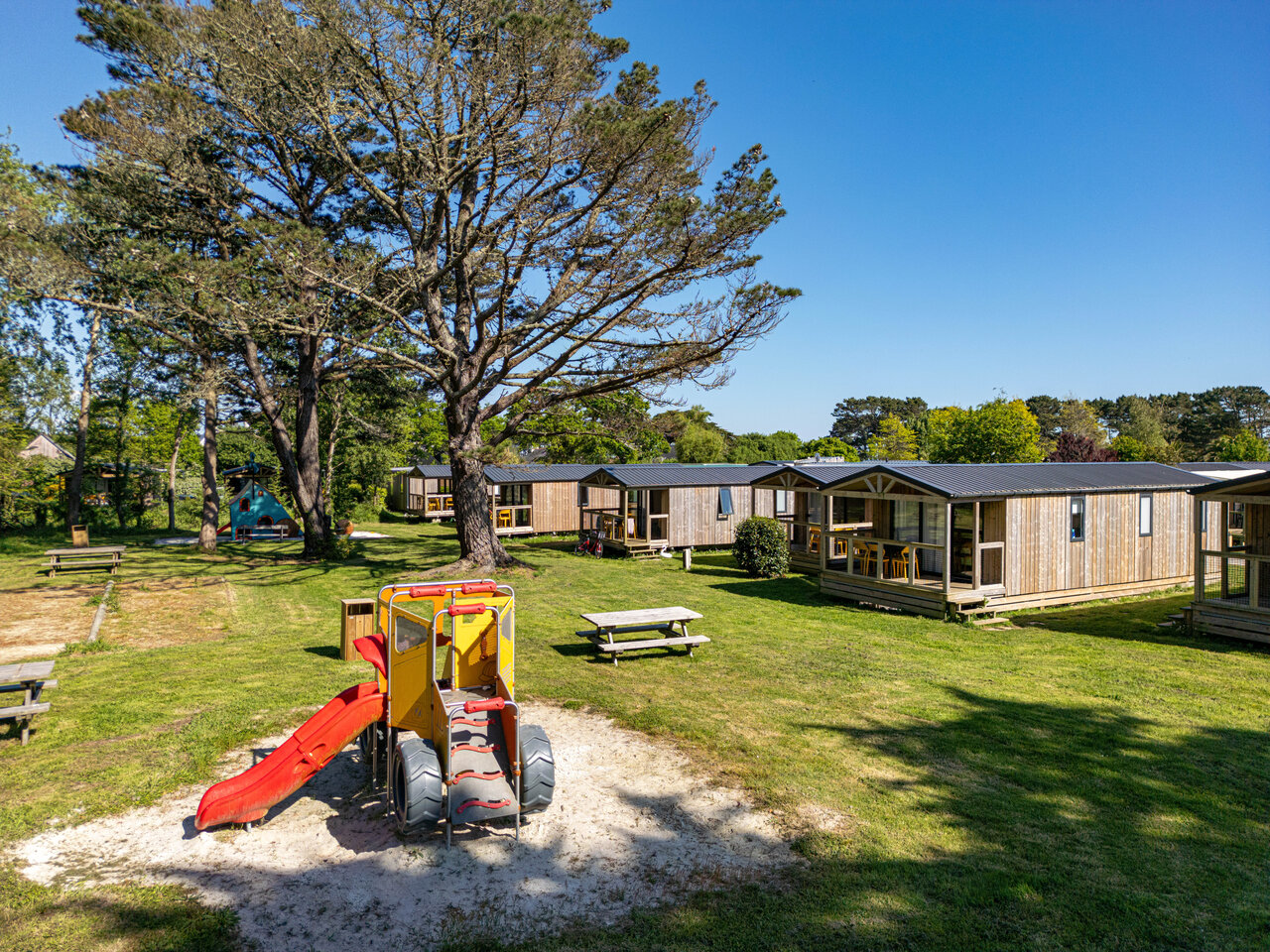 Mobile homes madera y �rea de juegos en el camping CAPFUN Grand Large en FOUESNANT (29).