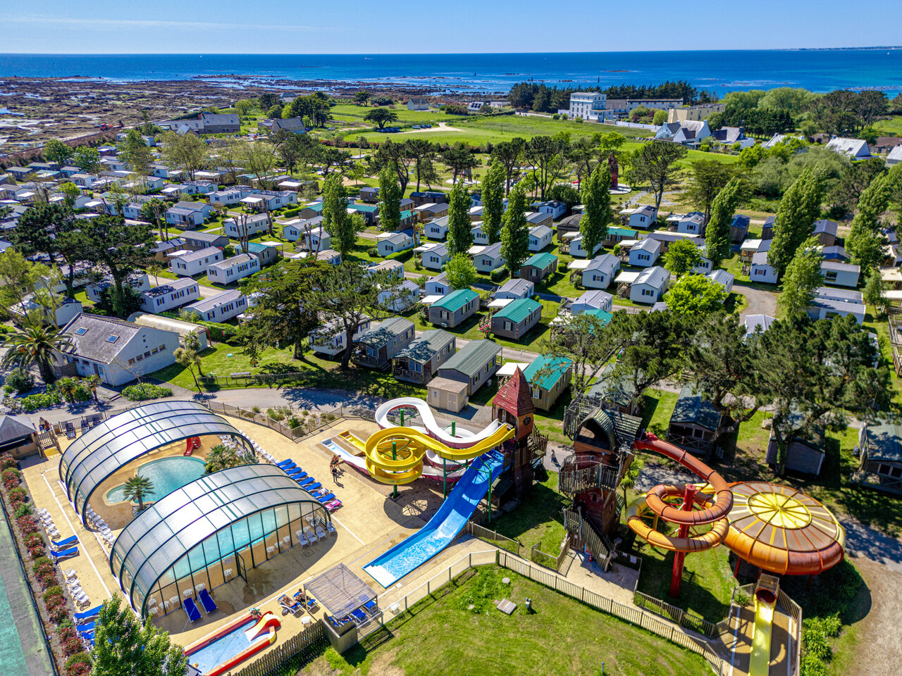 Piscinas, toboganes en el camping CAPFUN Grand Large en FOUESNANT (29).