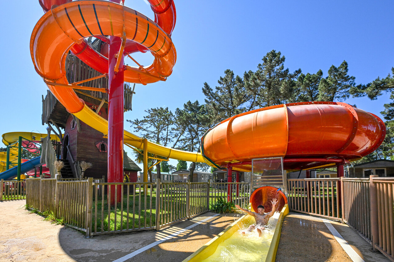 Tobog�n acu�tico gigante y ni�o desliz�ndose en el camping CAPFUN Grand Large en FOUESNANT (29).