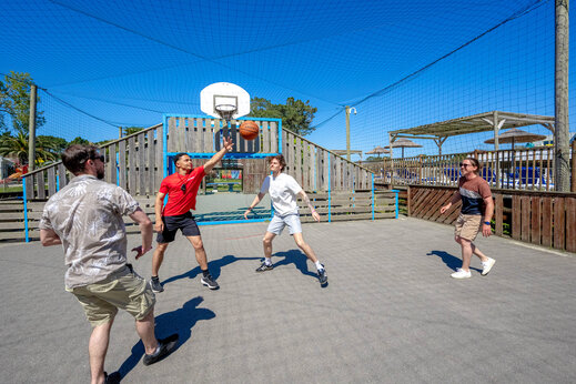 Cancha de baloncesto exterior en el camping CAPFUN Grand Large en FOUESNANT (29).