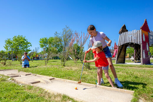 Niños jugando al minigolf en el camping CAPFUN Grand Large en FOUESNANT (29).