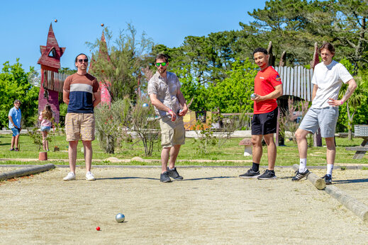 Campo de petanca con jugadores en el camping CAPFUN Grand Large en FOUESNANT.